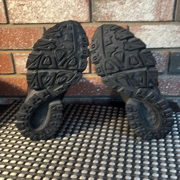 Black Under Armour lightweight Boots - Picture 4 of 6